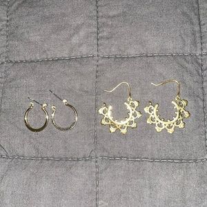 2 pairs of gold earrings